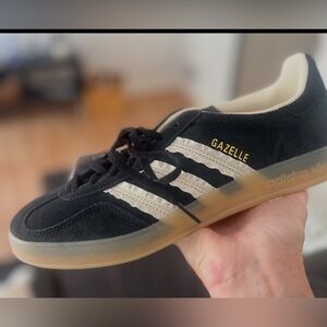 Adidas Originals Gazelle Black and cream lace detail gum sole.